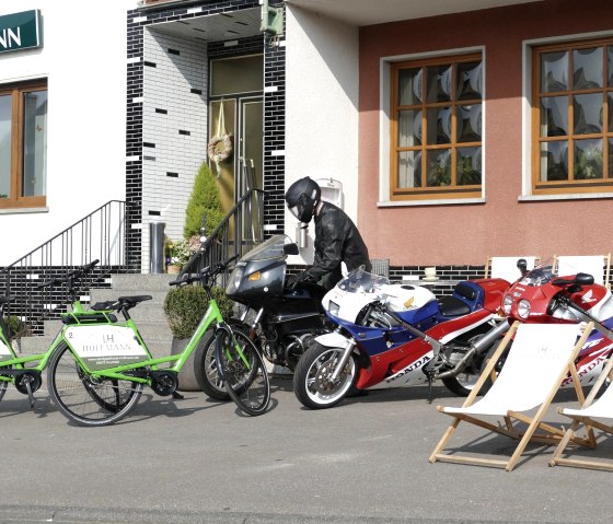 E-bike Verleih & Motorrad-Fahrer-Terrasse E-bike Verleih & Motorrad-Fahrer-Terrasse