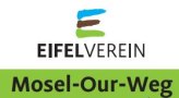 Logo van de Eifelverein met gestileerde lijnen in blauw, bruin en groen. Daaronder staat 'Mosel-Our-Weg' op een groene achtergrond., © Eifelverein Logo van de Eifelverein met gestileerde lijnen in blauw, bruin en groen. Daaronder staat 'Mosel-Our-Weg' op een groene achtergrond., © Eifelverein