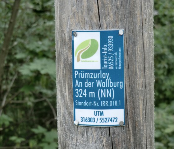 Die UTM Plaketten geben Auskunft über den genauen Standort inklusive der Koordinaten und die Telefonnummer der nächsten Tourist-Information., © Naturpark Südeifel Die UTM Plaketten geben Auskunft über den genauen Standort inklusive der Koordinaten und die Telefonnummer der nächsten Tourist-Information., © Naturpark Südeifel
