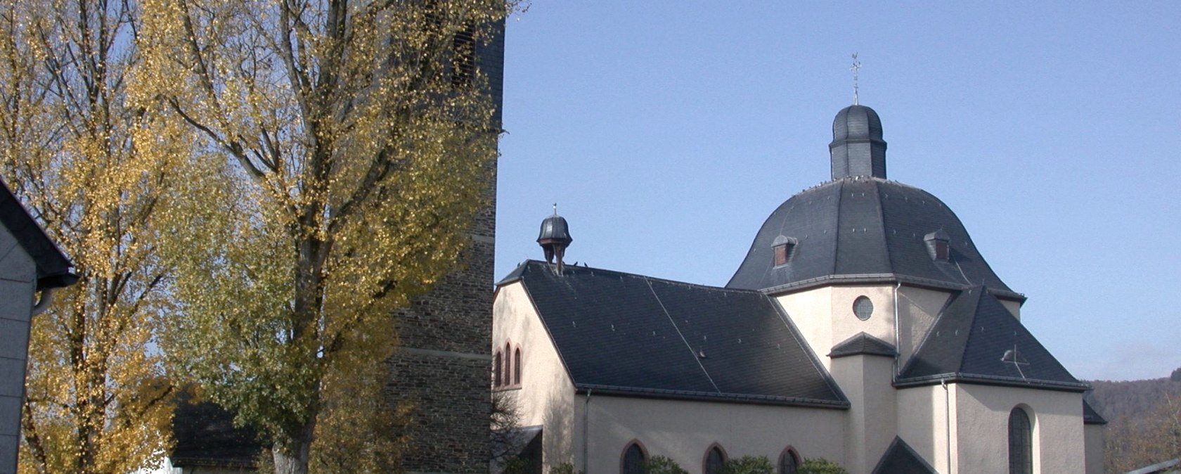 Pronsfeld Dorfplatz Bäckerei und kath.i Kirche, © Tourist-Information Prümer Land Pronsfeld Dorfplatz Bäckerei und kath.i Kirche, © Tourist-Information Prümer Land