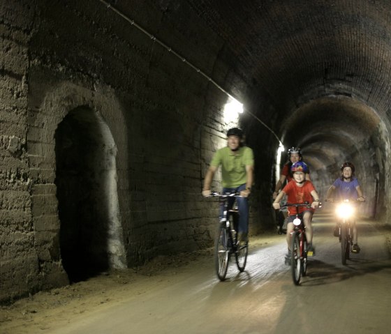 De tunneldoorgang bij Bleialf maakt het duidelijk: de Eifel-Ardennen Fietsroute was oorspronkelijk een spoorlijn, © Eifel Tourismus GmbH/intention De tunneldoorgang bij Bleialf maakt het duidelijk: de Eifel-Ardennen Fietsroute was oorspronkelijk een spoorlijn, © Eifel Tourismus GmbH/intention