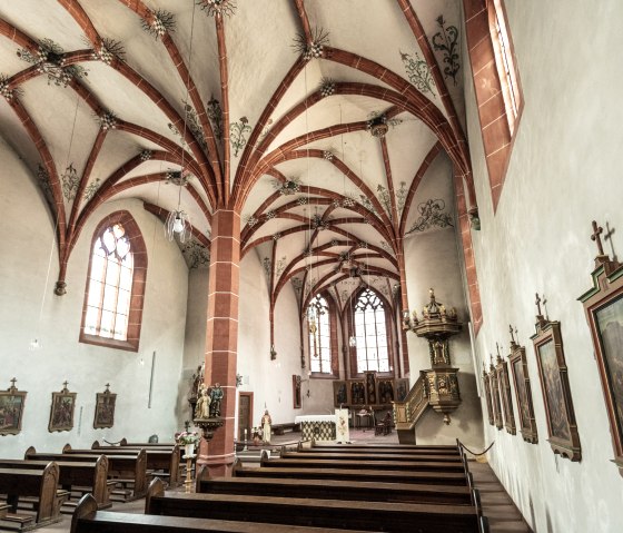 Interieur van de St Nicolauskerk met indrukwekkende gotische gewelven, kerkbanken en decoratieve muurschilderingen., © Eifel Tourismus GmbH, Dominik Ketz Interieur van de St Nicolauskerk met indrukwekkende gotische gewelven, kerkbanken en decoratieve muurschilderingen., © Eifel Tourismus GmbH, Dominik Ketz