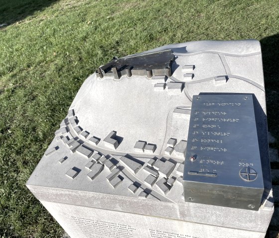 Tastmodell der Burgruine Schönecken, © Tourist-Information Prümer Land/Eifel Tourismus GmbH Tastmodell der Burgruine Schönecken, © Tourist-Information Prümer Land/Eifel Tourismus GmbH