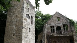 Die Ruine der Prümerburg oberhalb von Prümzurlay, © Felsenland Südeifel Tourismus GmbH Die Ruine der Prümerburg oberhalb von Prümzurlay, © Felsenland Südeifel Tourismus GmbH