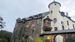 Eingang Burg Neuerburg, © Felsenland Südeifel Tourismus GmbH, Anna Carina Krebs Eingang Burg Neuerburg, © Felsenland Südeifel Tourismus GmbH, Anna Carina Krebs