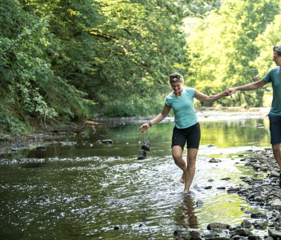 S'amuser au bord de l'eau de la Prüm sur la route du lac de barrage de la vallée de la Prüm, © Eifel Tourismus GmbH, D. Ketz