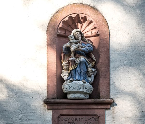 Madonna &uuml;ber dem Portal der Schankweiler Klause, &copy; Eifel Tourismus GmbH / Dominik Ketz