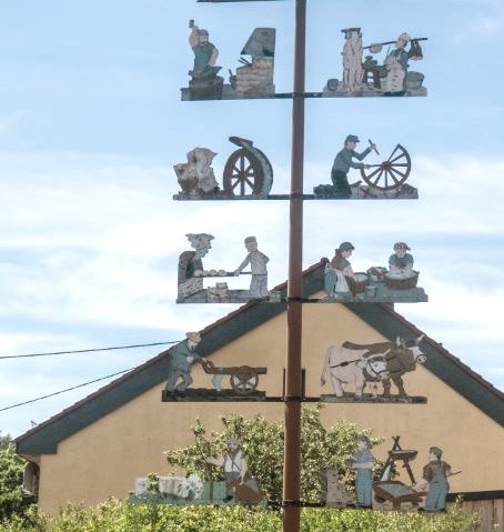 Un arbre de mai avec des figures artisanales se trouve devant une maison &agrave; Trimport. Panneau routier : Teitelbacher Stra&szlig;e., &copy; TI Bitburger Land