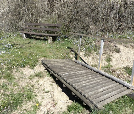 Banc de repos sur la route d'Oberpierscheid, &copy; Tourist-Information Islek