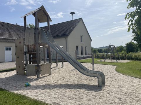 Aire de jeux avec toboggan pour enfants, sur une aire de sable