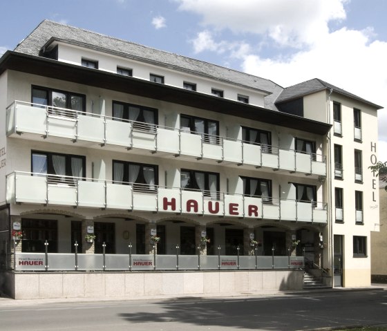 Vue ext&eacute;rieure de l'h&ocirc;tel Hauer, &copy; Hotel-Restaurant Hauer