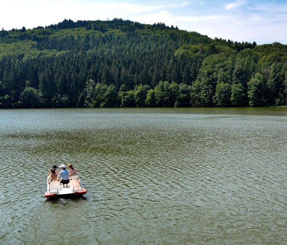 Sommerspa&szlig;-Tretbootfahren auf dem Stausee Bitburg, &copy; TI Bitburger Land