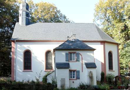 De Schankweiler Klause is een kleine kapel met een aangrenzend gebouw, omgeven door bomen en een goed onderhouden tuin., &copy; Chr. Teuschler