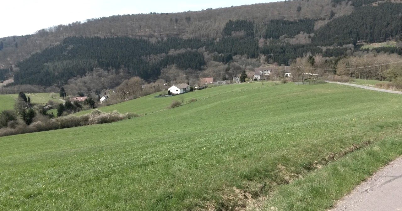 De vertes prairies s'&eacute;tendent devant un village entour&eacute; de collines bois&eacute;es &agrave; Zendscheid., &copy; R. Schaal