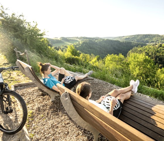 Ausblick auf Kyllburg und die waldreiche Eifel, Kyll-Radweg bei Wilsecker, &copy; Eifel Tourismus GmbH, Dominik Ketz