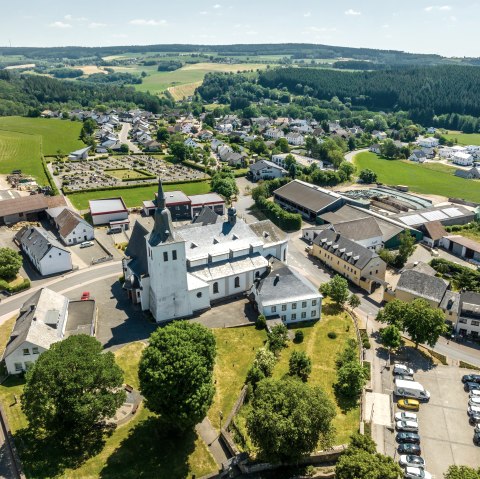 Bleialf mit Pfarrkirche Sankt Marien, &copy; Tourist-Information Pr&uuml;mer Land/Eifel Tourismus GmbH, D. Ketz