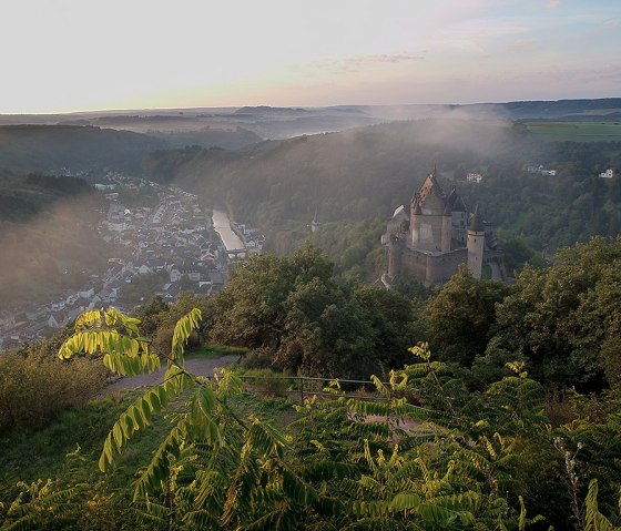 Vue sur la vallée de Vianden sur la Nat'Our Route 5, © Naturpark Südeifel, V. Teuschler