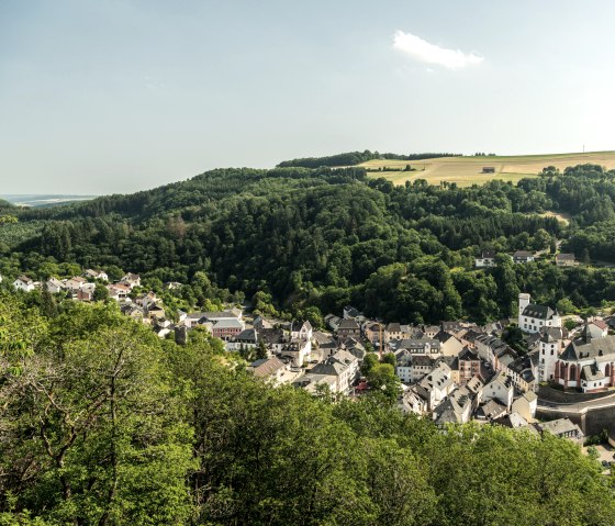 Uitzicht op Neuerburg tijdens het wandelen op de Neuer-Burg-Weg, © Eifel Tourismus GmbH, D. Ketz