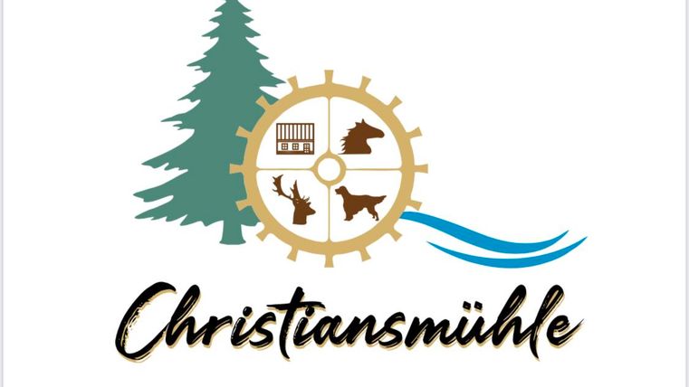 Een logo van Christiansmühle met een watermolen, dierenmotieven en een boom. Het symboliseert natuur en ambachtelijke traditie.