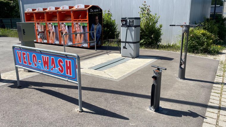Ein Velo-Waschplatz mit mehreren Waschstationen für Fahrräder. Im Hintergrund stehen Reinigungseinrichtungen zur Verfügung.