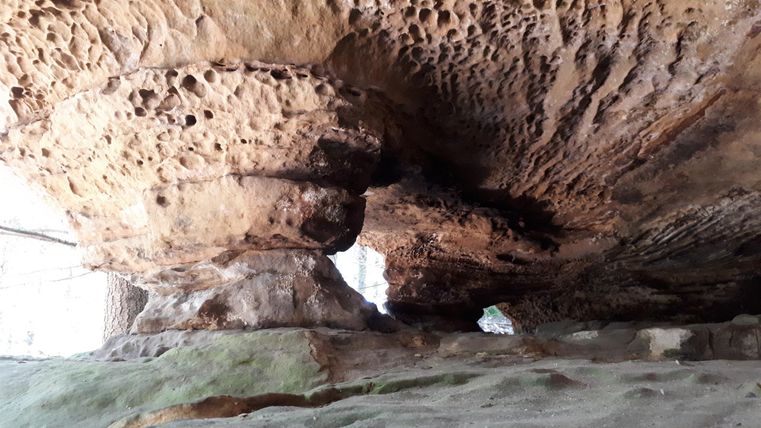 Une formation rocheuse excitante avec des trous et des fissures. Le sous-sol est visible et montre des structures naturelles.