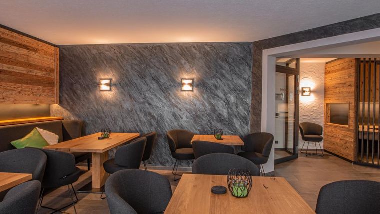 Un restaurant chaleureux avec des panneaux en bois et un éclairage moderne.
Le décor est simple et accueillant, idéal pour des rencontres détendues.