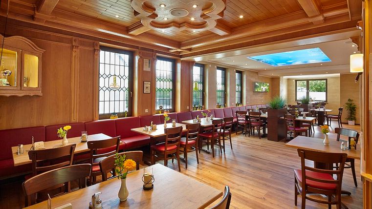 A charming restaurant with wooden decor and cozy tables. Large windows let in plenty of light and create an inviting atmosphere.