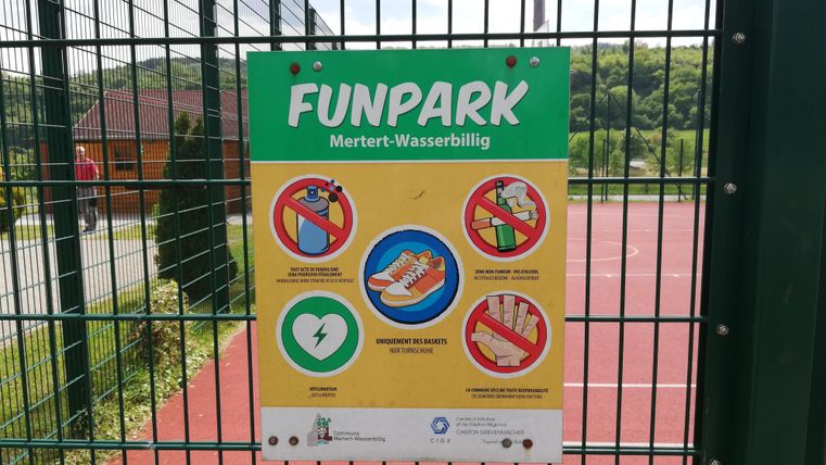 A sign in the Funpark Mertert-Wasserbillig with various safety instructions. It indicates what is allowed and prohibited in the park.