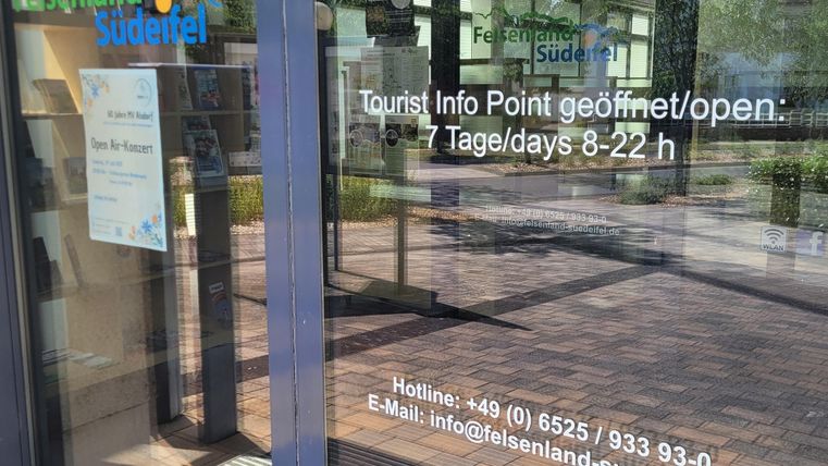 Ein Schild am Eingang eines Tourist-Info-Points. Die Öffnungszeiten sind täglich von 8 bis 22 Uhr angegeben.