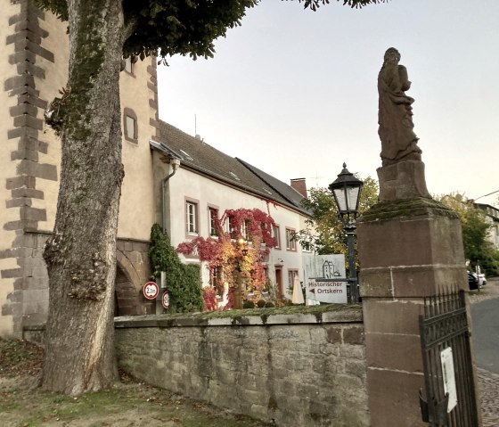 Het B&uuml;rgerpark Dudeldorf ligt aan de bovenste stadspoort, direct naast het caf&eacute; Torsch&auml;nke., &copy; TI Bitburger Land