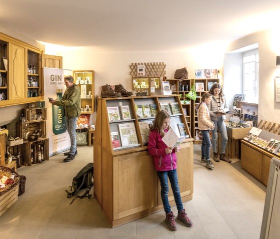 Abteihof Bollendorf - Innenansicht mit Shop, &copy; Eifel Tourismus GmbH, Dominik Ketz