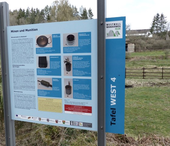 Informatiebord van de Westwall wandelroute, &copy; Tourist-Information Islek