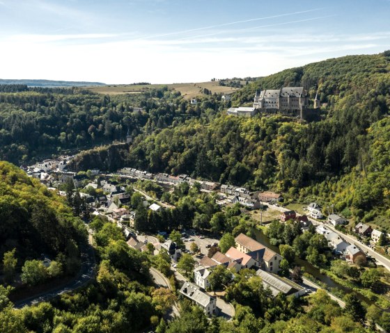 Vue a&eacute;rienne de Vianden, Luxembourg, avec le ch&acirc;teau sur une colline bois&eacute;e et la ville dans la vall&eacute;e., &copy; Eifel Tourismus GmbH, D. Ketz