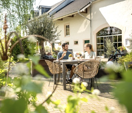 Temps pour le caf&eacute; et le g&acirc;teau dans l'agr&eacute;able caf&eacute; de la ferme sur la piste cyclable de la Nims pr&egrave;s de Messerich, &copy; Eifel Tourismus GmbH, Dominik Ketz