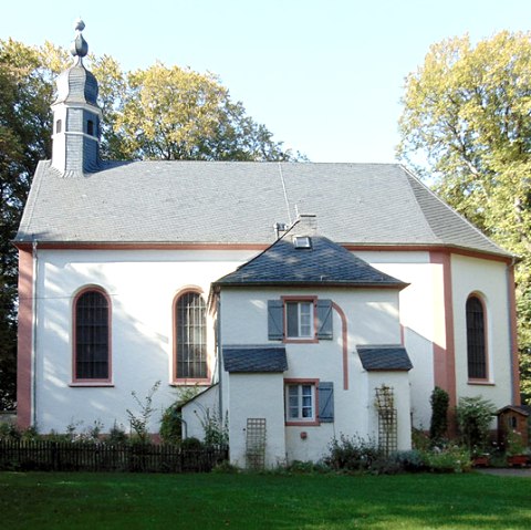 Die Schankweiler Klause ist eine kleine Kapelle mit einem angrenzenden Geb&auml;ude, umgeben von B&auml;umen und einem gepflegten Garten., &copy; Chr. Teuschler