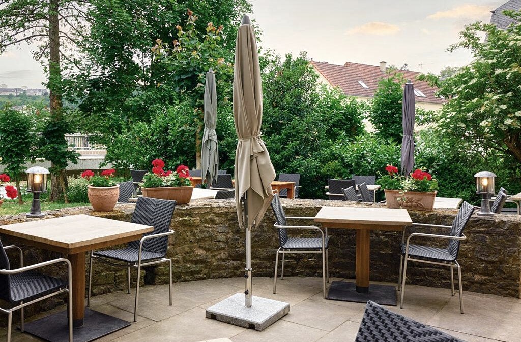 Sch&ouml;ne Sommerterrasse der Burg Rittersdorf