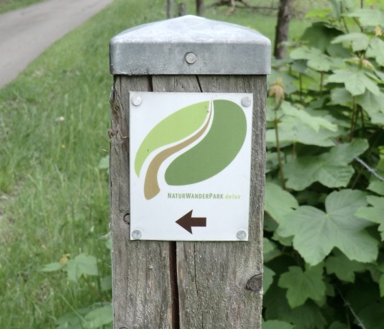 Plakette an Bäumen und Pfosten, © Naturpark Südeifel