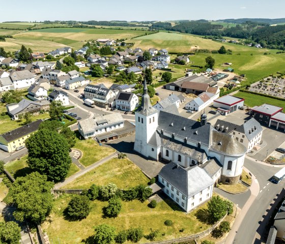 Vue sur Bleialf, sur le sentier du ruisseau, &copy; Eifel Tourismus GmbH, Dominik Ketz