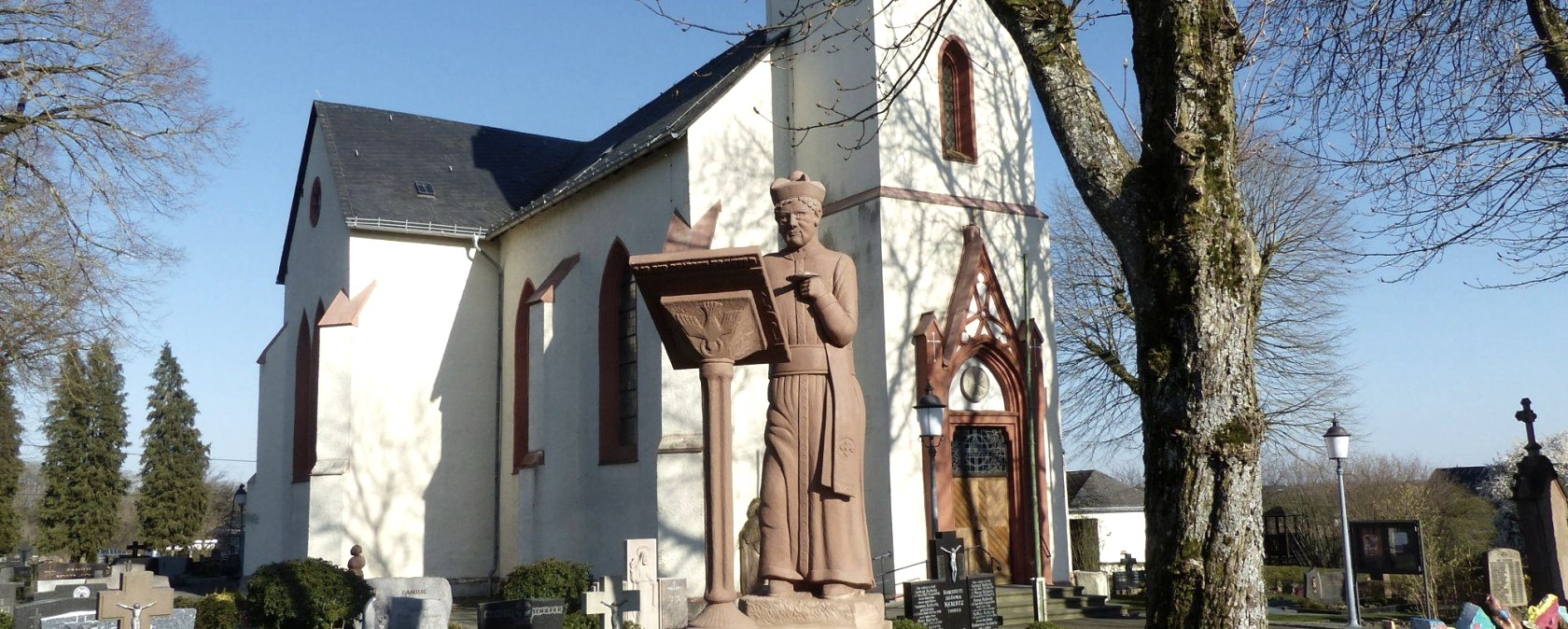 Kirche Eschfeld Statue Ch. M&auml;rz, &copy; Tourist-Information Islek, Ingrid Wirtzfeld