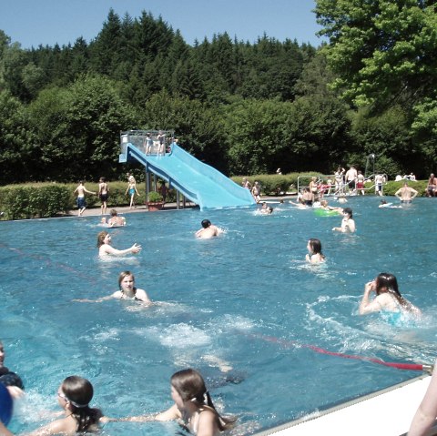 Waldfreibad Pr&uuml;m  mit Rutschbahn, &copy; Tourist-Information Pr&uuml;mer Land