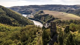 Blick auf Burg Falkenstein und die Our, © Eifel Tourismus GmbH, Dominik Ketz