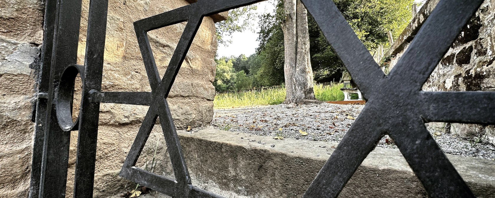 J&uuml;discher Friedhof Eingangsbereich, &copy; Felsenland S&uuml;deifel Tourismus GmbH, A. C. Krebs