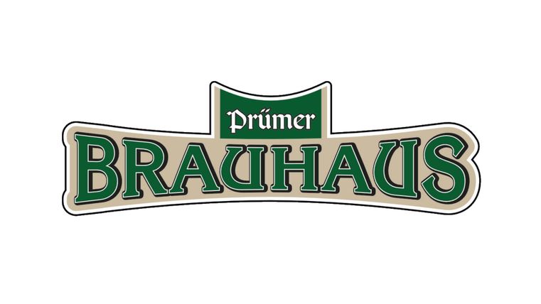 Een logo van de Prümers Brauhaus. Het toont de tekst „Prümer BRAUHAUS“ in groene en zwarte letters.