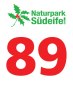 Logo van het natuurpark Zuid-Eifel met hulstmotief en groot rood cijfer 89 eronder., &copy; Naturpark S&uuml;deifel