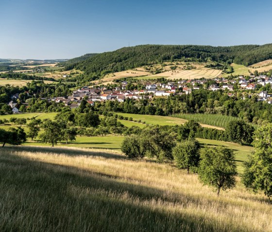Pr&uuml;mtal met hopteelt en boomgaarden bij Holsthum, &copy; Eifel Tourismus GmbH, D. Ketz