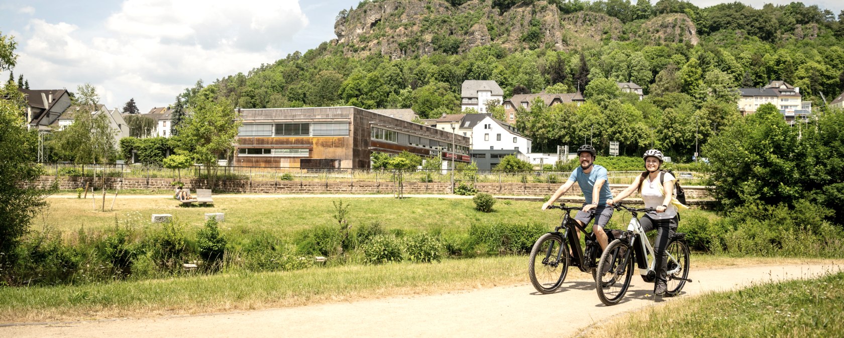 Kyll-Radweg in Gerolstein. mit Dolomiten im Hintergrund, &copy; Eifel Tourismus GmbH, Dominik Ketz