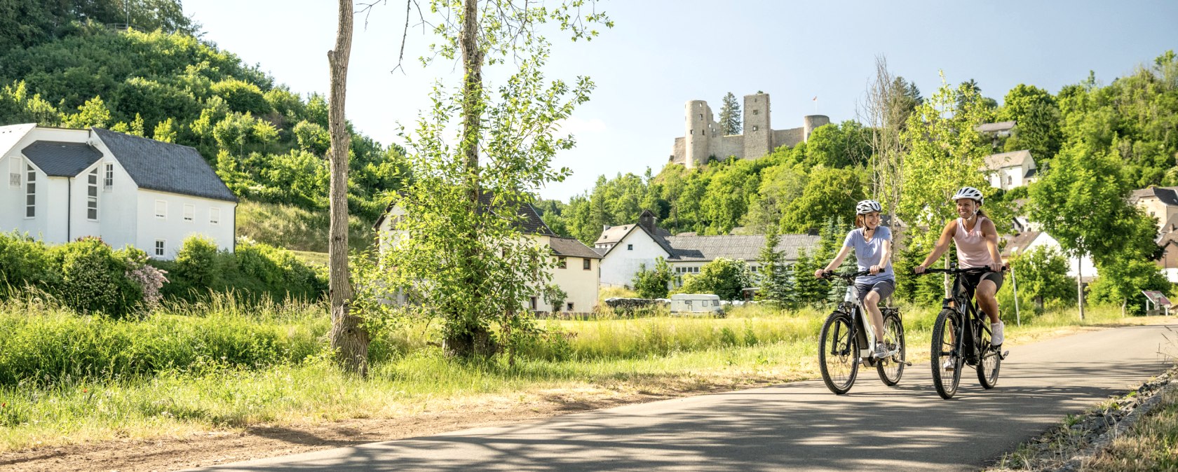 Piste cyclable de Nims avec le ch&acirc;teau de Sch&ouml;necken en arri&egrave;re-plan, &copy; Eifel Tourismus GmbH, Dominik Ketz