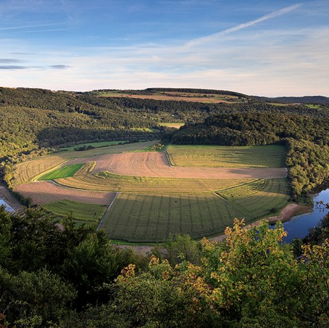 Panoramablick auf eine Flusslandschaft mit Feldern und W&auml;ldern im warmen Licht der untergehenden Sonne., &copy; Naturpark S&uuml;deifel, C. Schleder