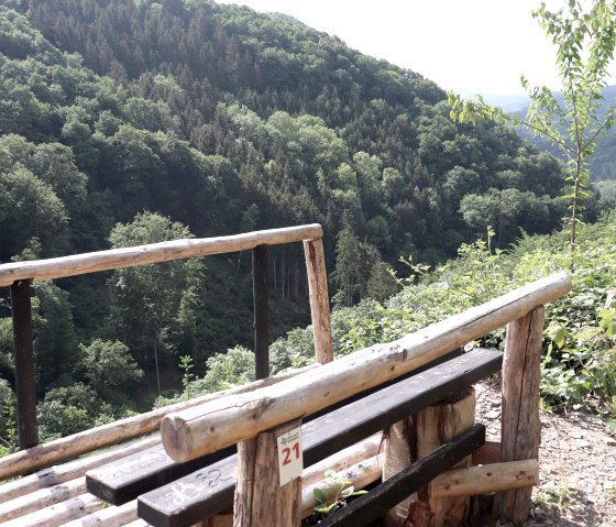 Banc de repos avec vue sur la vall&eacute;e de la Pr&uuml;m, &copy; Tourist-Information Islek