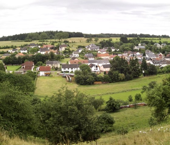 Vue panoramique de Gransdorf avec des maisons, des champs verts et des arbres sous un ciel nuageux., &copy; Doris Pauels
